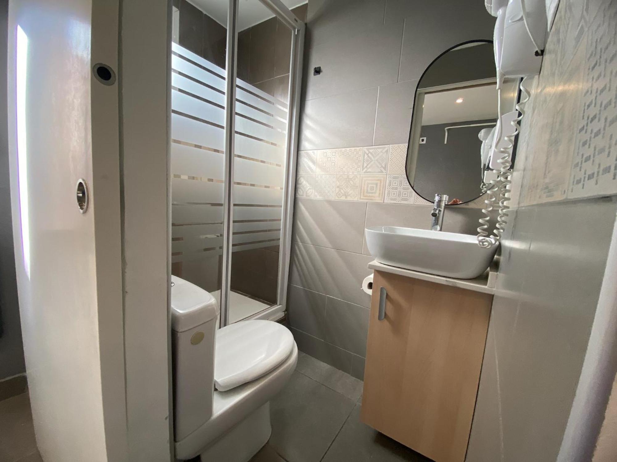 Suites Nuevas Con Bano Privado Frente Al Metro St Mwc Barcelona-Fira L'Hospitalet de Llobregat Ngoại thất bức ảnh