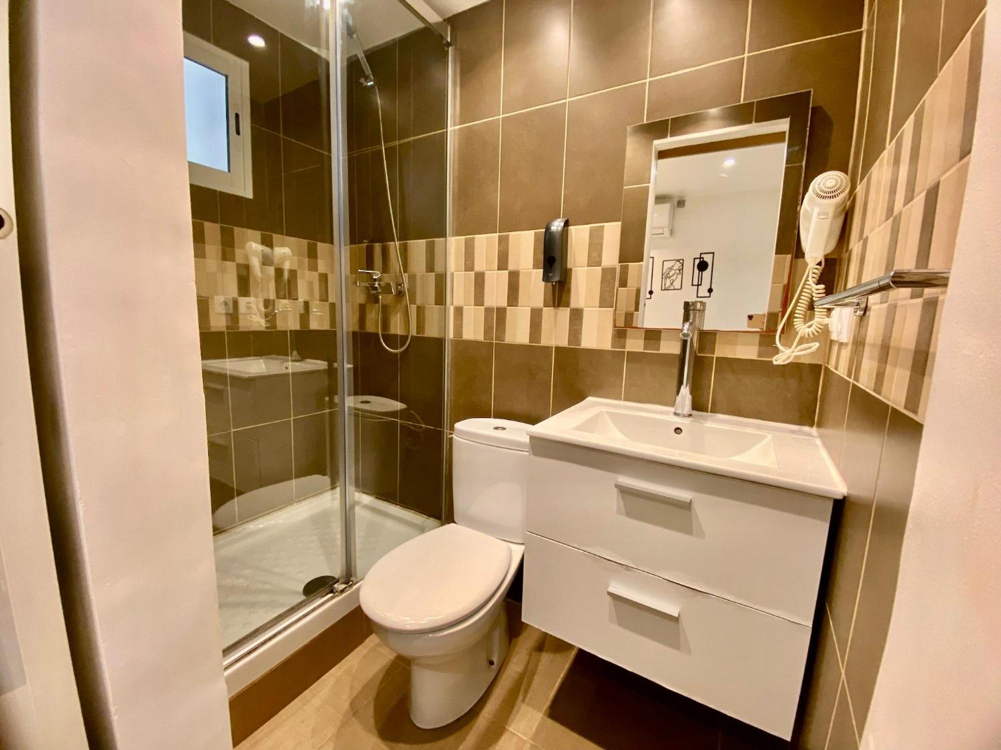 Suites Nuevas Con Bano Privado Frente Al Metro St Mwc Barcelona-Fira L'Hospitalet de Llobregat Ngoại thất bức ảnh