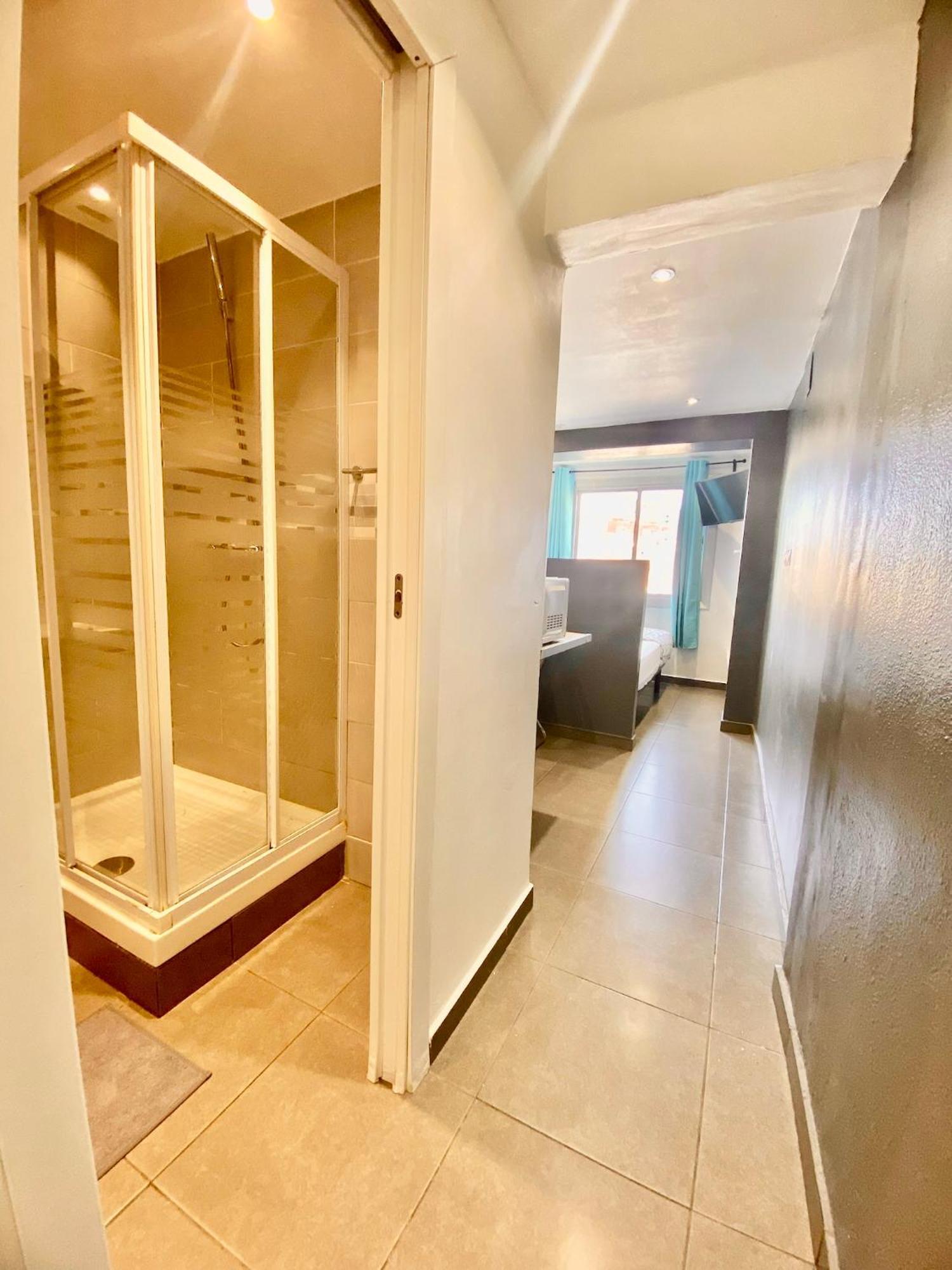 Suites Nuevas Con Bano Privado Frente Al Metro St Mwc Barcelona-Fira L'Hospitalet de Llobregat Ngoại thất bức ảnh