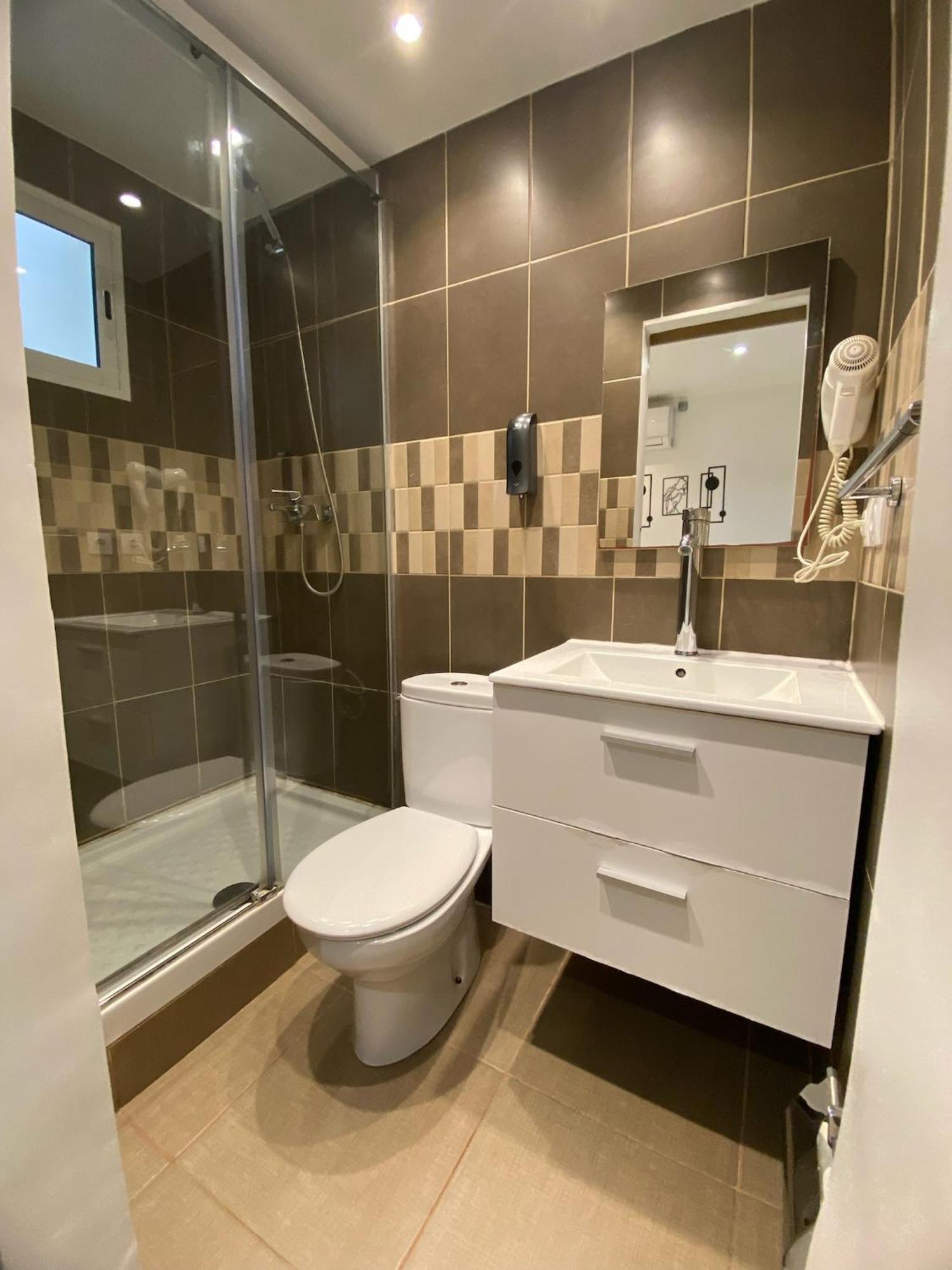 Suites Nuevas Con Bano Privado Frente Al Metro St Mwc Barcelona-Fira L'Hospitalet de Llobregat Ngoại thất bức ảnh